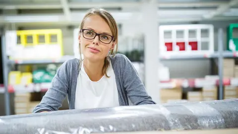 Clienta en la secci&oacute;n de sal&oacute;n de IKEA