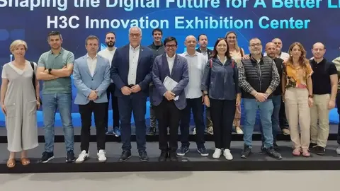 Mill&aacute;n, junto a varios empresarios en el transcurso de su viaje a China