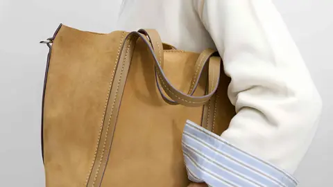 Bolso de mano estilo tote de piel con cierre imantado y neceser extra&iacute;ble de El Corte Ingl&eacute;s