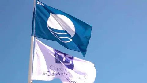 Bandera azul en una playa de Andaluc&iacute;a