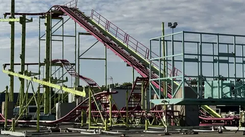 Montaje de los cacharritos en la Feria de Jerez | Cristo Garc&iacute;a
