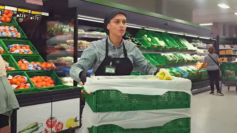 Una trabajadora en un supermercado Mercadona | El MIRA