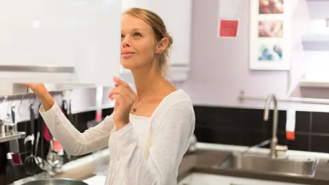 Clienta de IKEA en secci&oacute;n cocinas