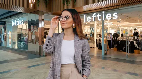 Una mujer a la moda con prendas de Lefties