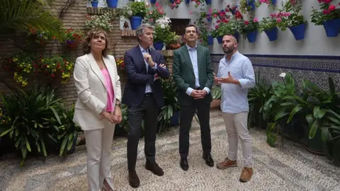 Juanma Moreno, junto a Alberto N&uacute;&ntilde;ez Feij&oacute;&oacute;, recientemente en C&oacute;rdoba
