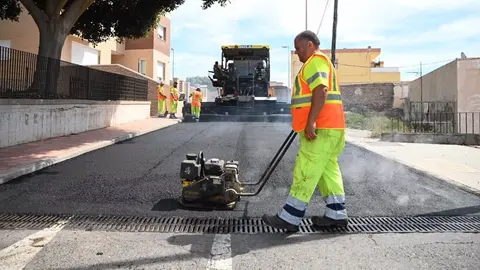 Operarios trabajan en el asfaltado de una de las calles de La Ca&ntilde;ada de San Urbano, en Almer&iacute;a
