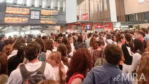 Situaci&oacute;n de colapso de la estaci&oacute;n de Santa Justa en la tarde del domingo 11 de mayo