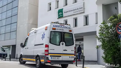 Una ambulancia en el Hospital de Jerez