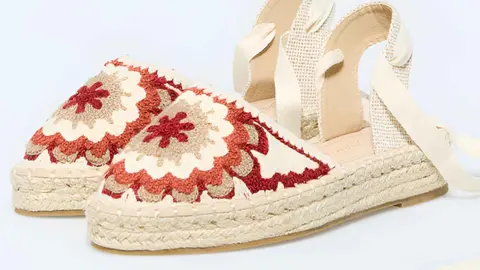 Alpargata crochet con detalle de flor de El Corte Ingl&eacute;s