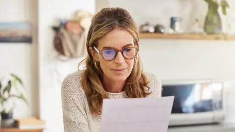 Mujer revisa condiciones de la pensi&oacute;n