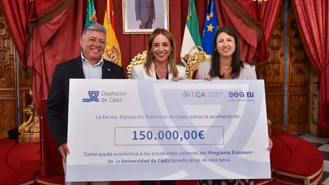 Almudena Mart&iacute;nez, presidenta de la Diputaci&oacute;n de C&aacute;diz, con el cheque de 150.000 euros