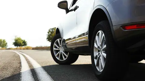 Un coche por una carretera