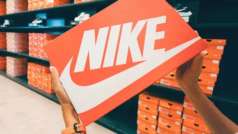 Caja de calzado de la firma NIKE