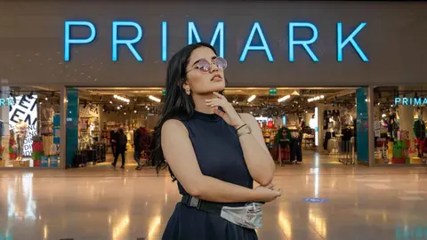 Una mujer a la moda con ropa de Primark