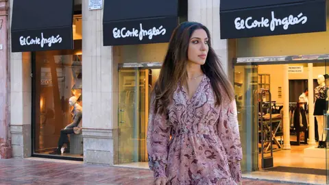 Una mujer a la moda con un vestido de El Corte Ingl&eacute;s