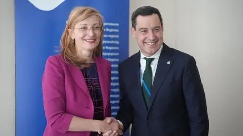 Juanma Moreno junto a Ekaterina Zaharieva