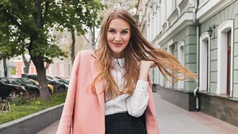 Una mujer a la moda con ropa de Lefties