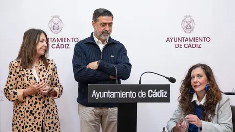 Jos&eacute; Manuel Verdulla, en el centro de la imagen, junto a Nuria &Aacute;lvarez y Silvia Rodr&iacute;guez