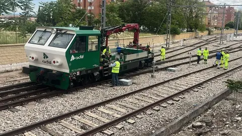 Operarios trabajan tras el descarrilamiento de la vagoneta
