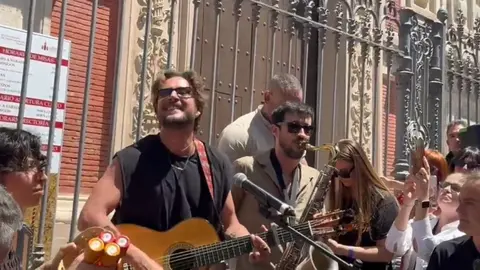Manuel Carrasco en la Plaza del Salvador de Sevilla