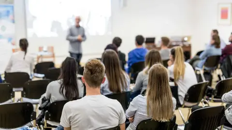 Universitarios en clase