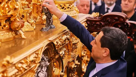 Juanma Moreno, delante del paso del Cachorro