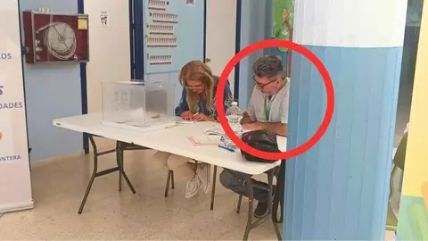 Apoderado del PSOE sentado en la mesa electoral de El Portal durante las elecciones a delegados de barriadas rurales de Jerez