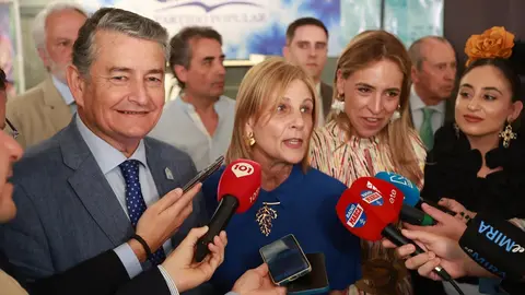 Antonio Sanz, junto a Mar&iacute;a Jos&eacute; Garc&iacute;a-Pelayo y Almudena Mart&iacute;nez | Cristo Garc&iacute;a