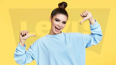 Una mujer a la moda con ropa de Levi's