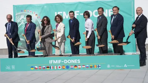 Juanma Moreno, durante la colocaci&oacute;n de la primera piedra del acelerador de part&iacute;culas