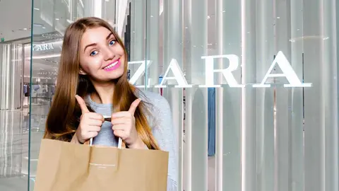Clienta comprando en Zara