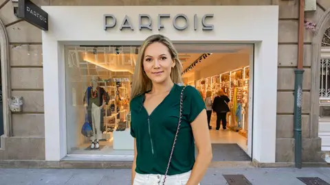 Una mujer a la moda con ropa de Parfois