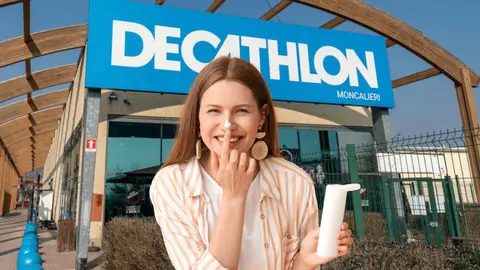 Una mujer con el kit solar de Decathlon