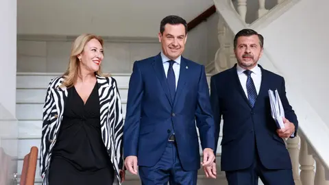 Juanma Moreno, junto a Carolina Espa&ntilde;a y Toni Mart&iacute;n (2)