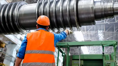 Operario trabajando en una infraestructura industrial