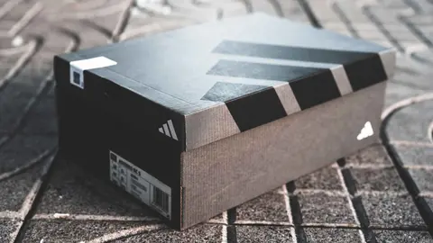 Caja de zapatillas de Adidas