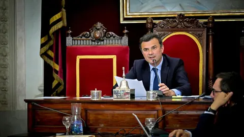 El alcalde de C&aacute;diz, Bruno Garc&iacute;a, durante la celebraci&oacute;n del pleno extraordinario