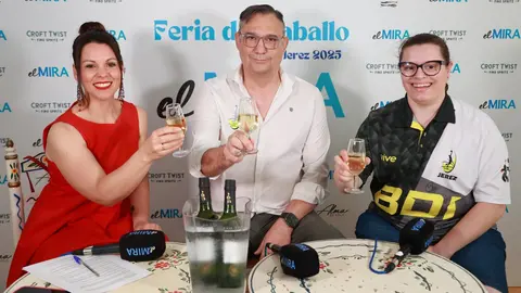 Jos&eacute; Mar&iacute;a Rosado y F&aacute;tima Herrera, junto a Estefan&iacute;a Jaime en la caseta de El MIRA | Cristo Garc&iacute;a