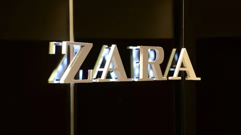 Logo de ZARA en muro de tienda