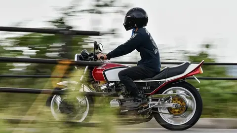 Un motorista circulando a gran velocidad