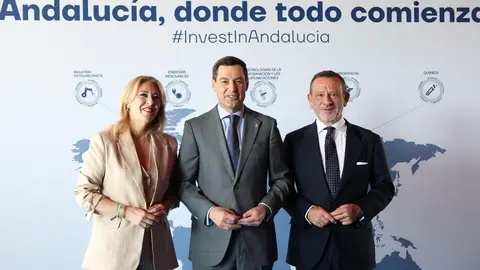 El presidente de la Junta, Juanma Moreno, junto a la consejera de Hacienda, Carolina Espa&ntilde;a y el director de Andaluc&iacute;a Trade, Antonio Castro (1)