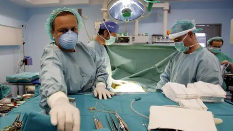 Personas trabajando en un quir&oacute;fano de Andaluc&iacute;a