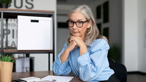 Mujer revisa documentos de la Seguridad Social