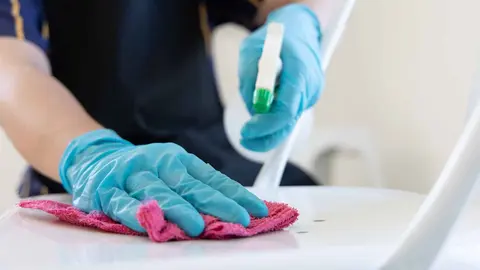 Una limpiadora en una foto de archivo