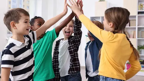 Ni&ntilde;os en el colegio