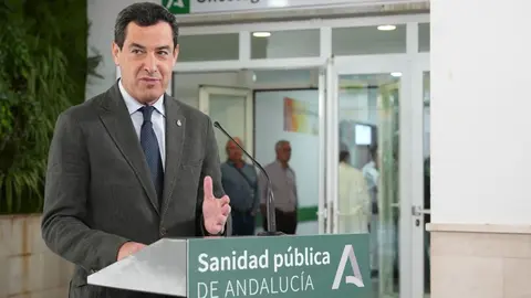 Juanma Moreno en un hospital