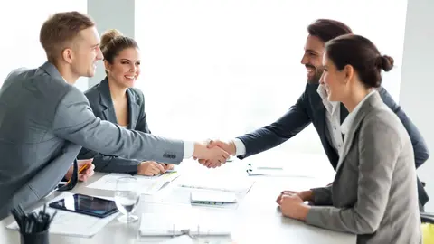 Inversores salud&aacute;ndose