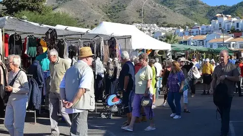 Turistas paseando por un mercadillo de Andaluc&iacute;a