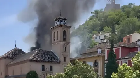 Incendio junto a la iglesia de Santa Ana en Granada