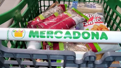 Carro de la compra lleno de productos variados en el supermercado Mercadona